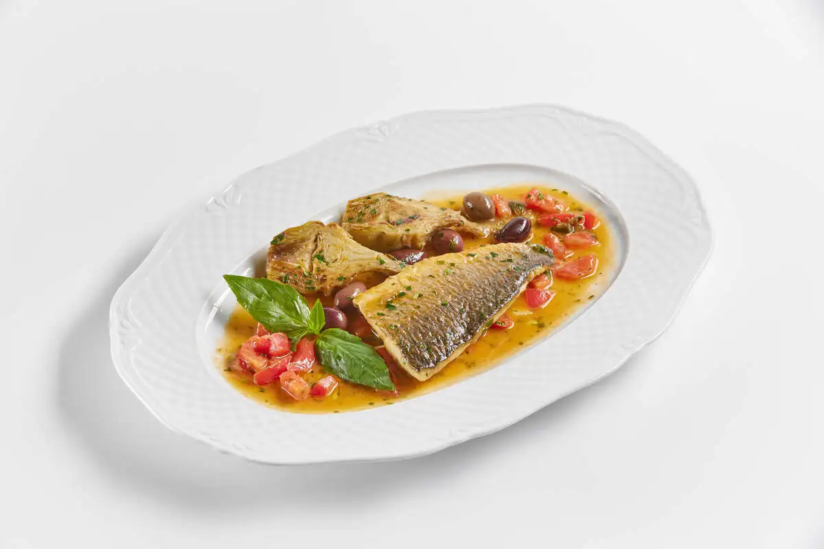 Сибас с оливками и артишоками