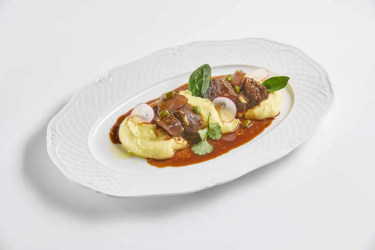 Говяжьи щечки с картофельным пюре
