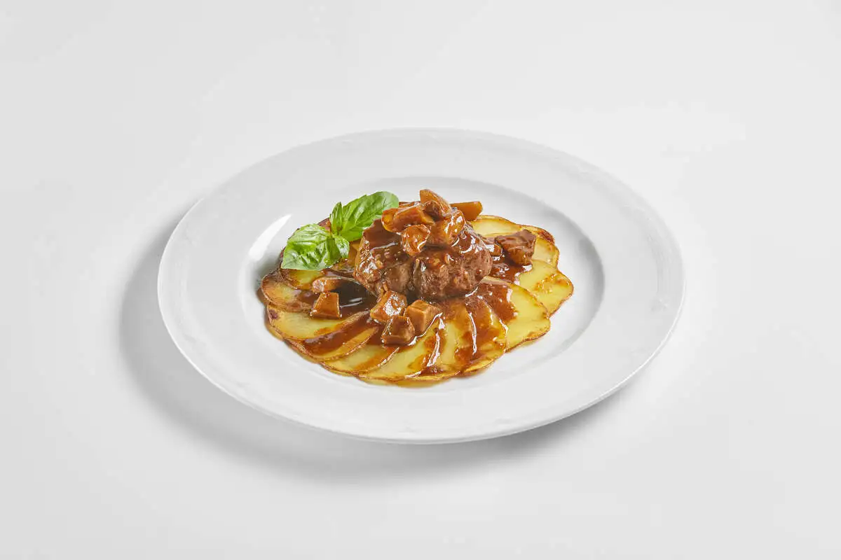 Говяжья вырезка с картофелем и белыми грибами