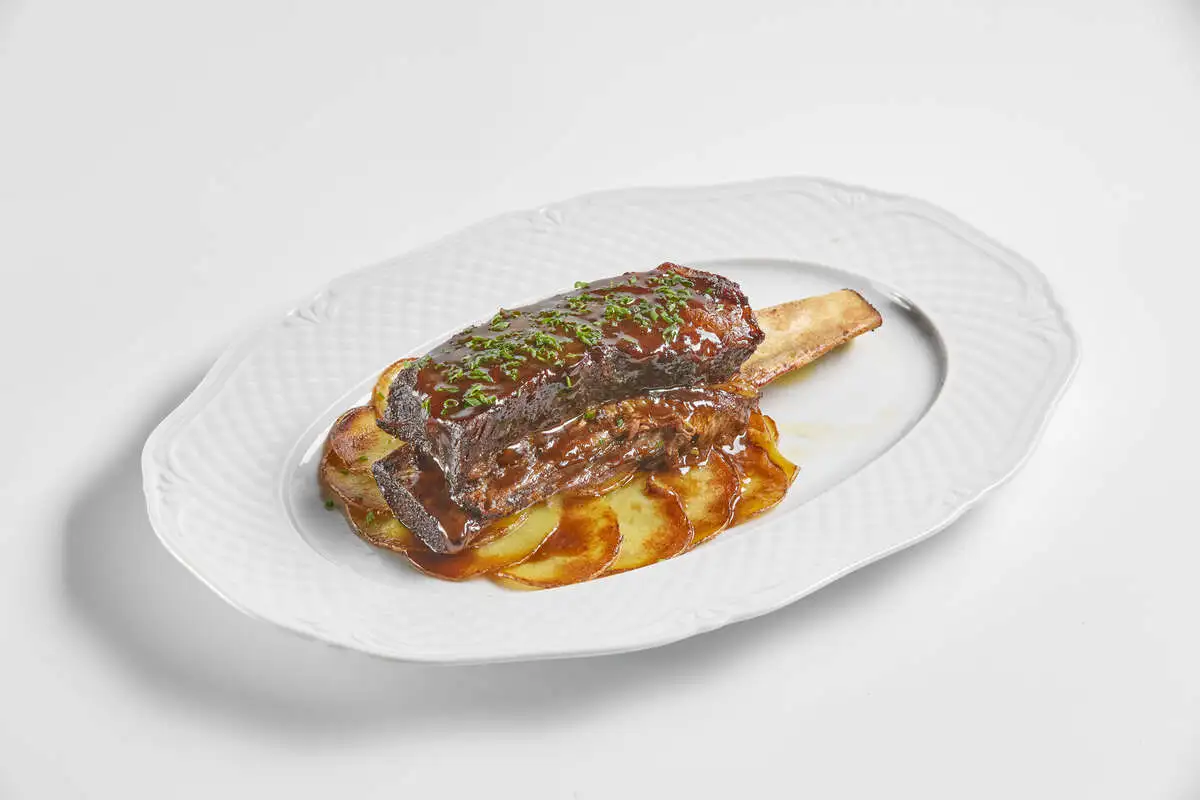 Томленое ребро с картофелем