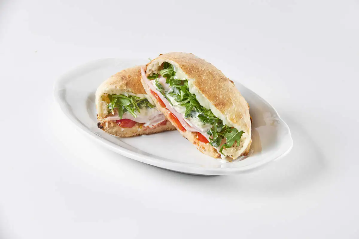 Пучча с мортаделлой и страчателлой