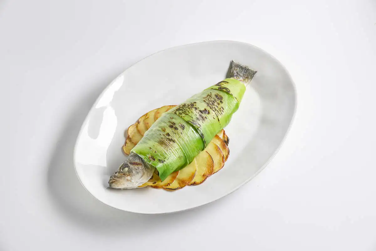 Сибас в луке-порее 600 гр