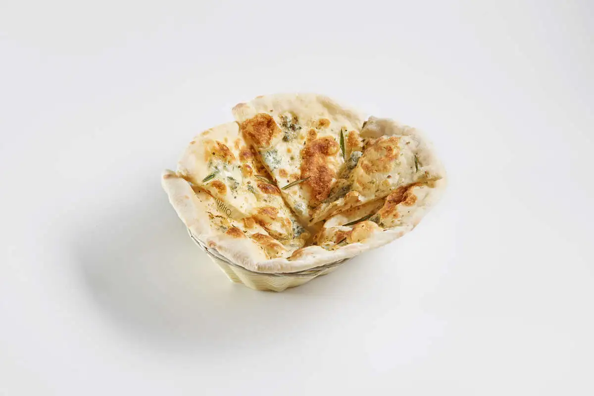 Фоккача пшеничная с сыром горгонзола