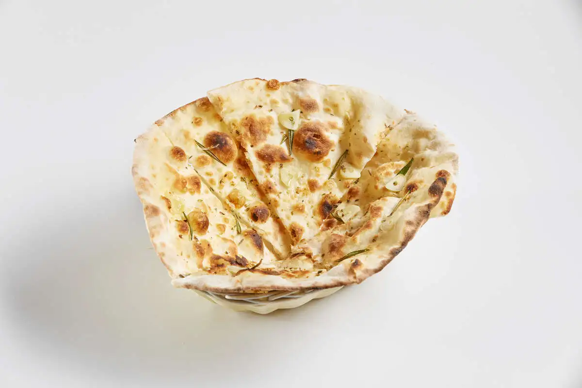 Фокачча пшеничная с оливковым маслом, чесноком и розмарином