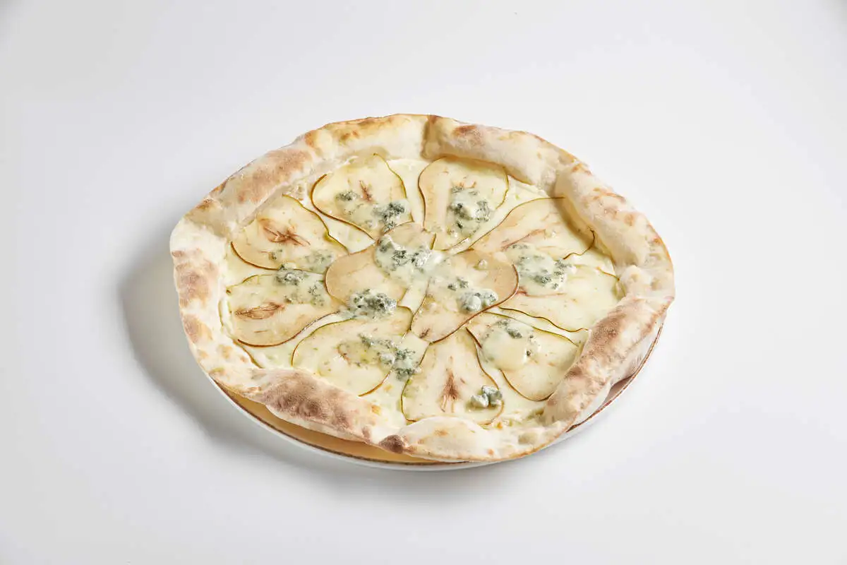 Пицца с горгонзолой и грушей