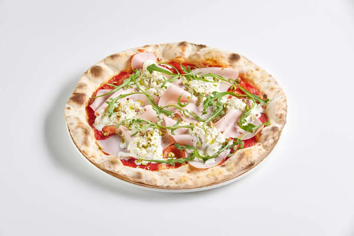 Пицца с мортаделлой и страчателлой