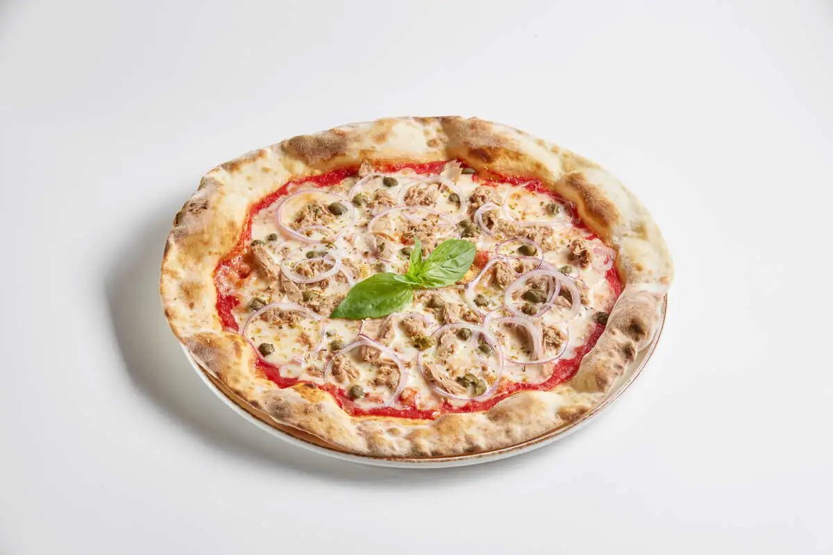 Пицца с тунцом и красным луком
