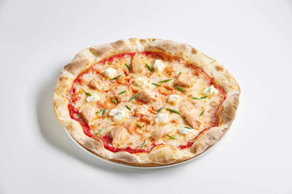 Пицца с лососем и сливочным сыром