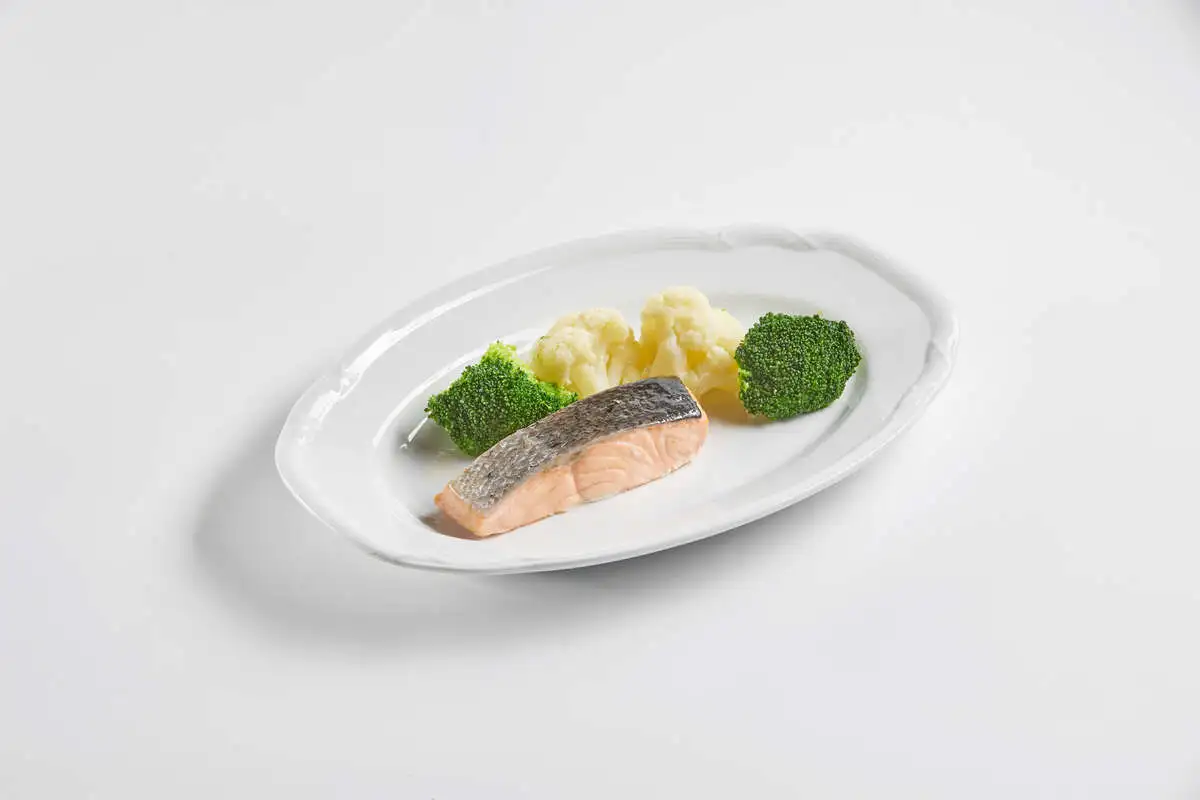 Лосось на пару с брокколи и цветной капустой