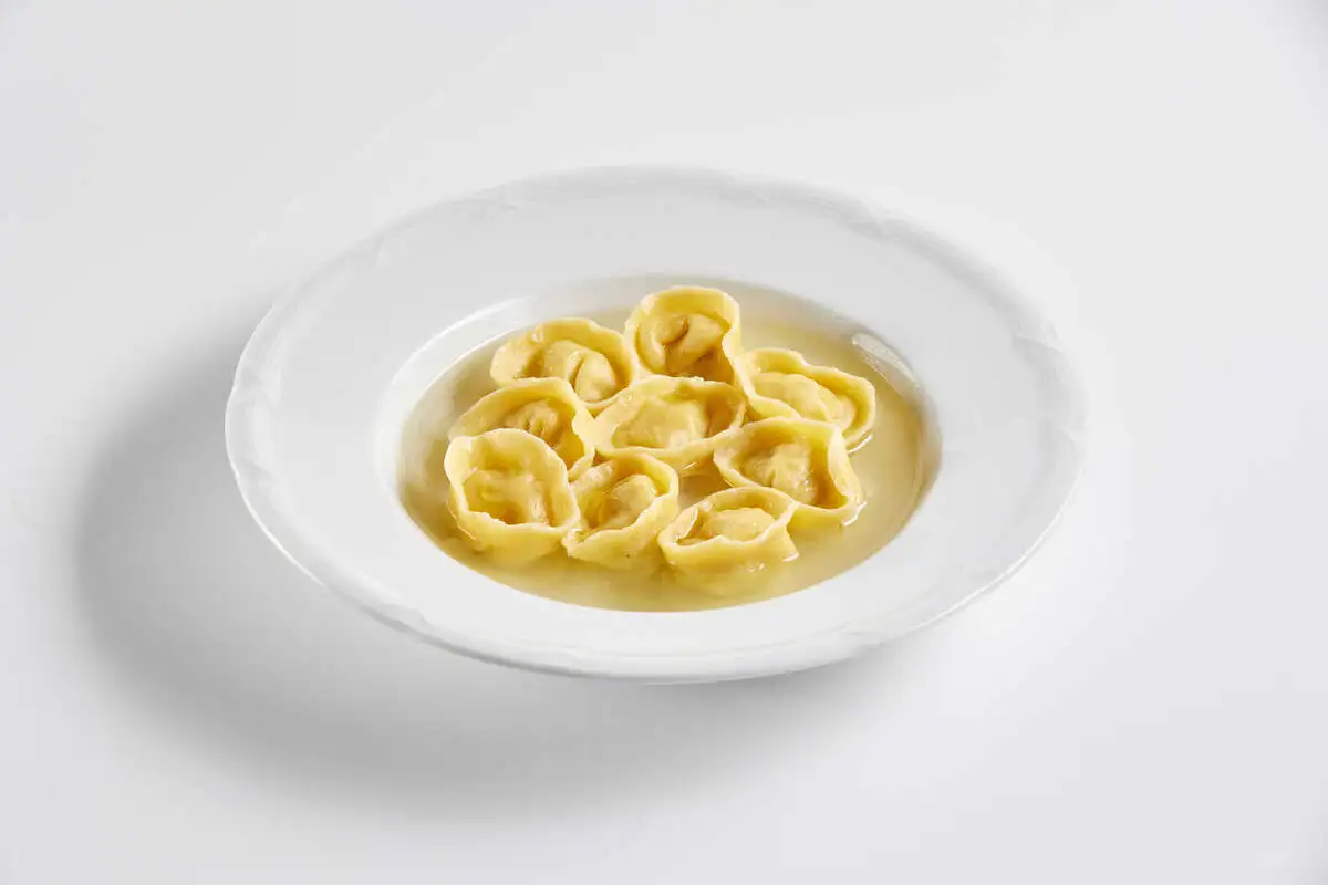 Тортелини с куриным бульоном