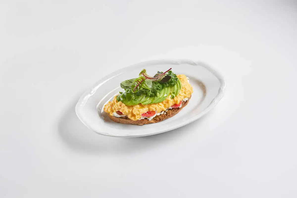 Скрэмбл с авокадо и сливочным сыром на тосте