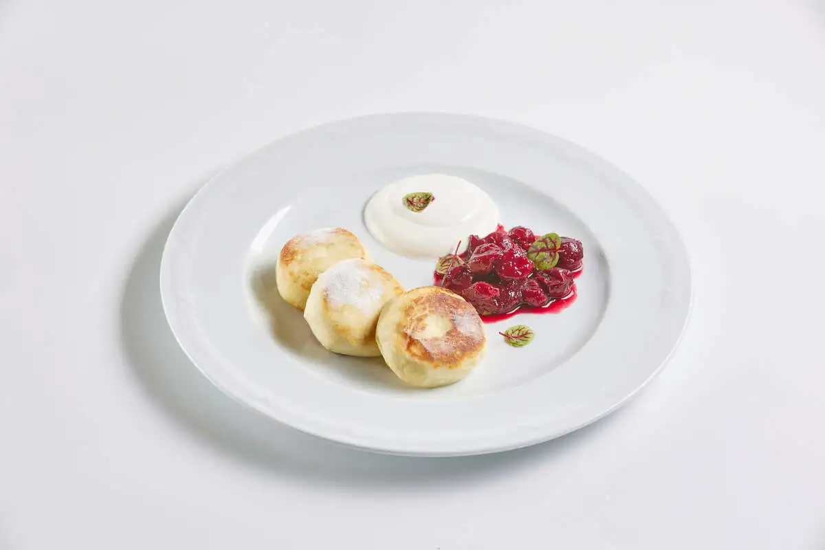 Сырники с вишневым соусом и сметаной