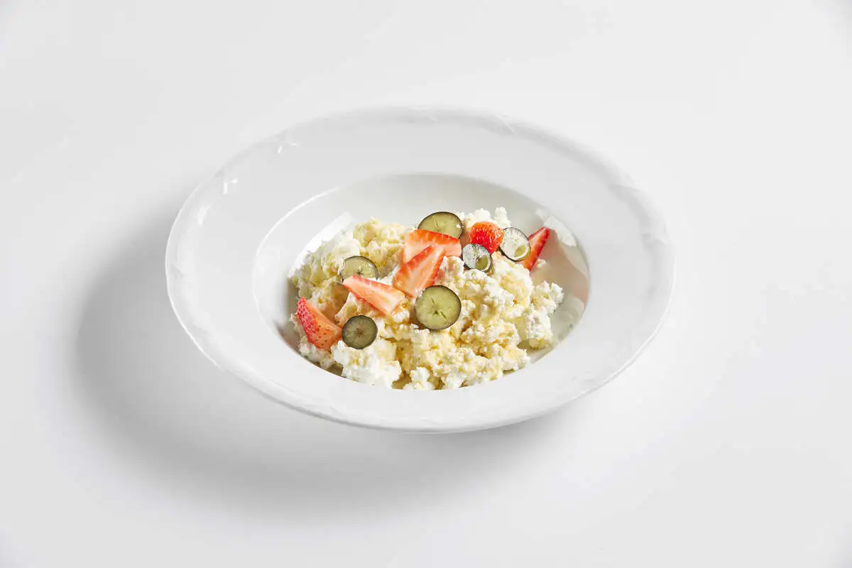 Творог с ягодами и кленовым сиропом