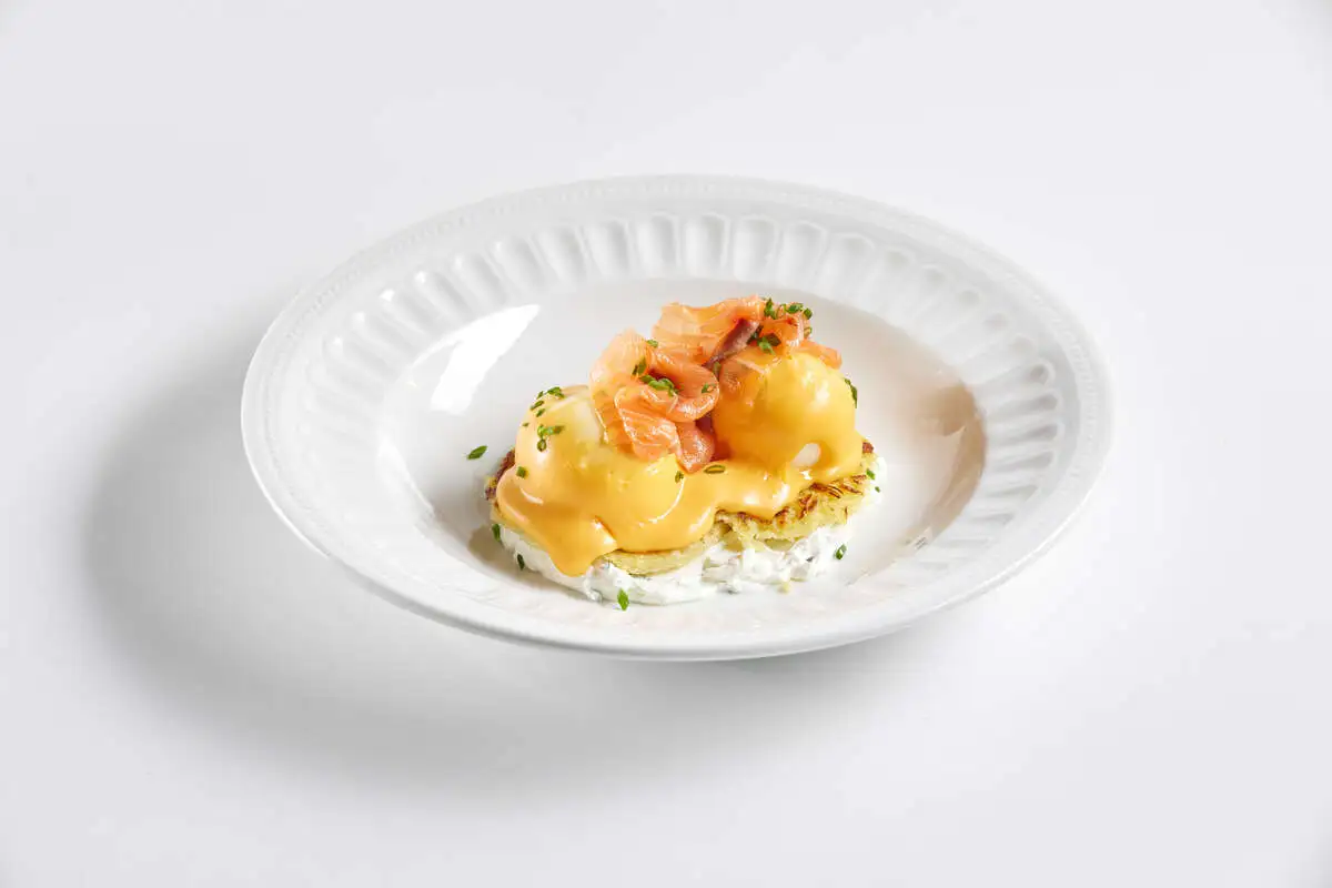 Драники с лососем и яйцом