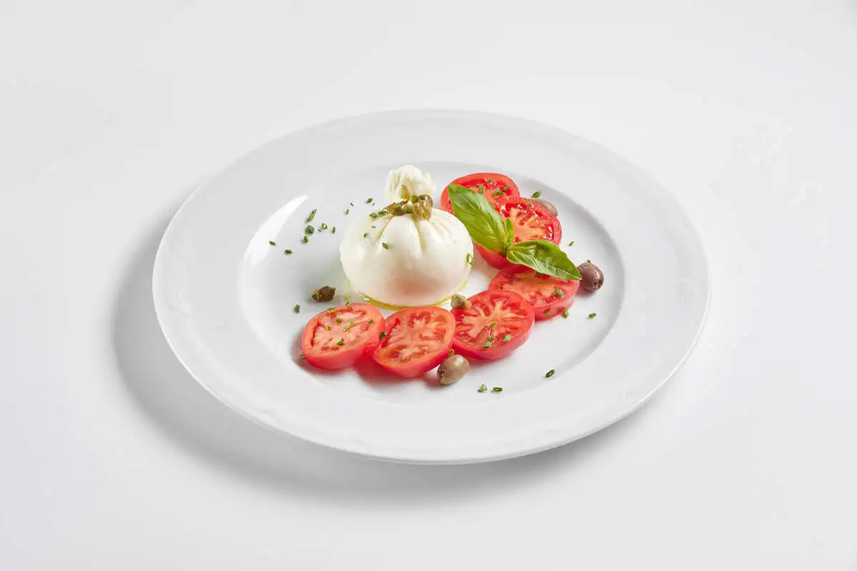 Сыр буррата на карпаччо из томатов
