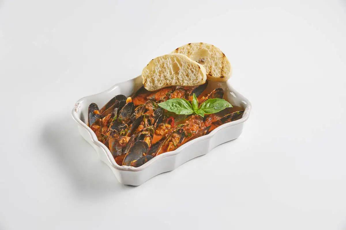 Мидии в томатном соусе с чиабаттой