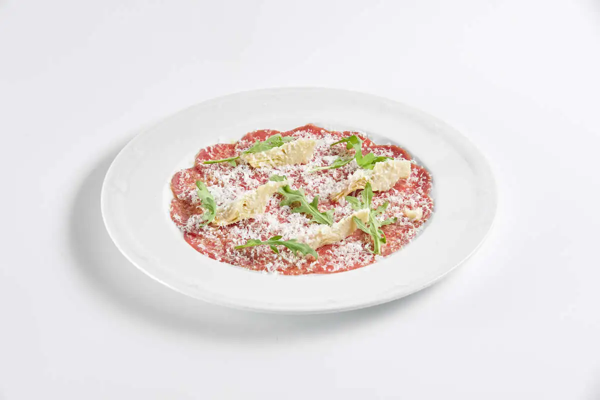 Карпаччо из говядины с артишоками