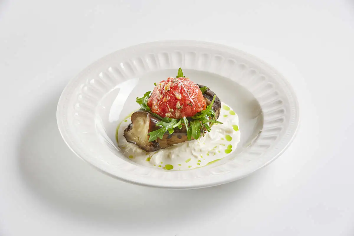 Запеченный баклажан со страчателлой