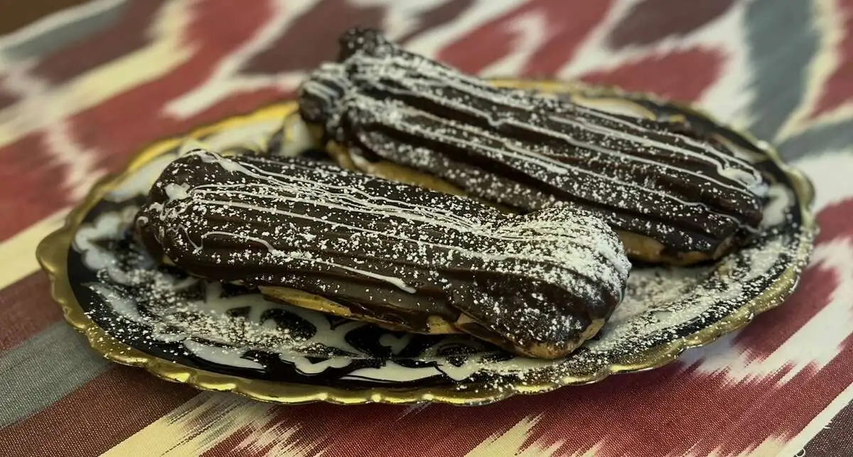 Эклер шоколадный