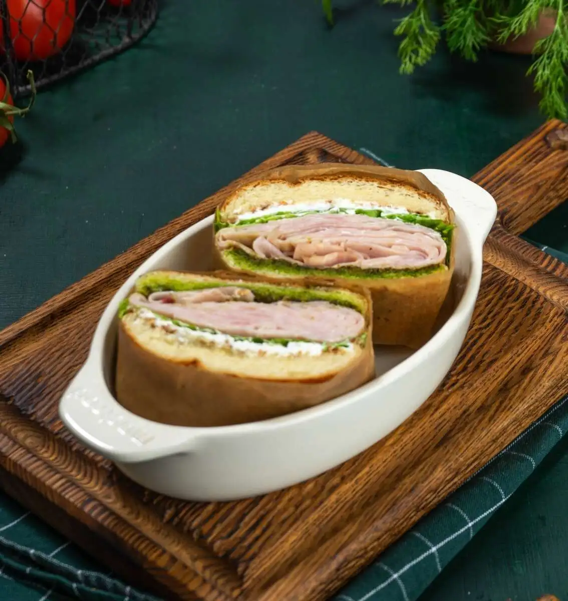 Бриошь-сендвич с ветчиной из индейки