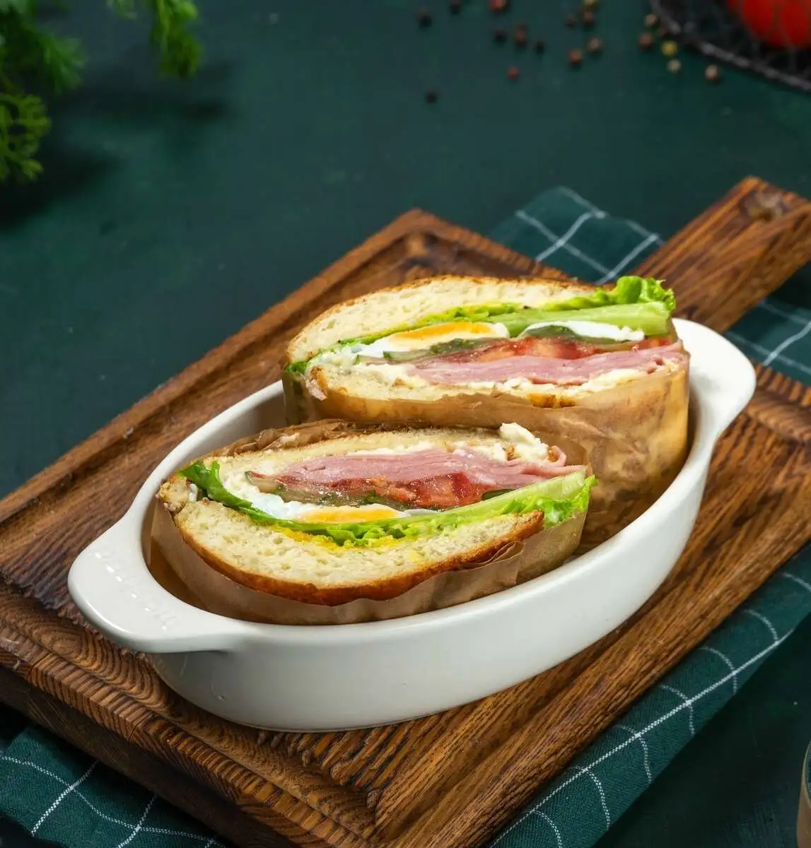 Бриошь-сендвич "Чиз с ветчиной и яйцом"