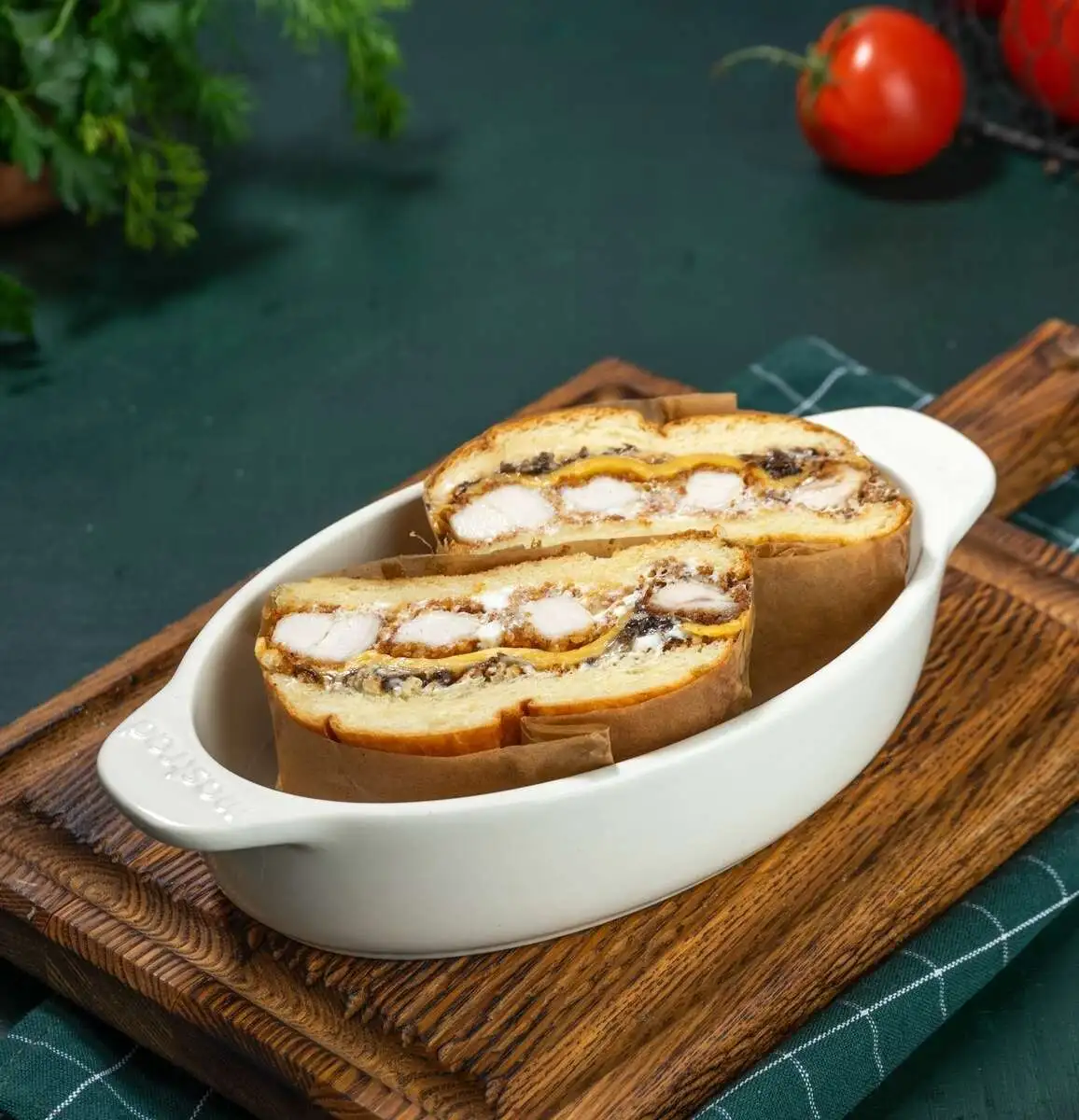 Бриошь-сендвич "Стрипсы с трюфельным кремом и сыром чеддер"