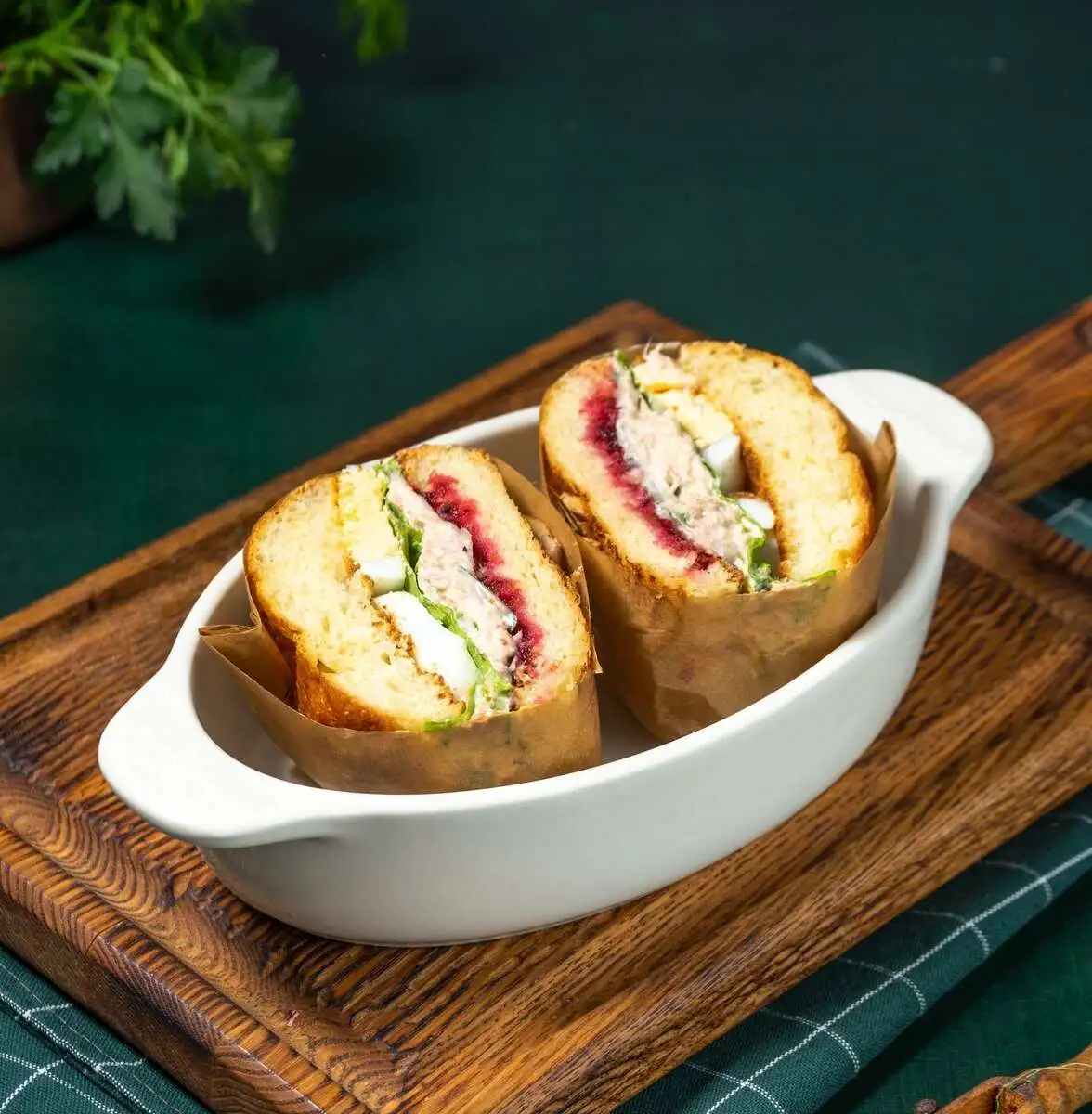 Бриошь-сендвич с тунцом