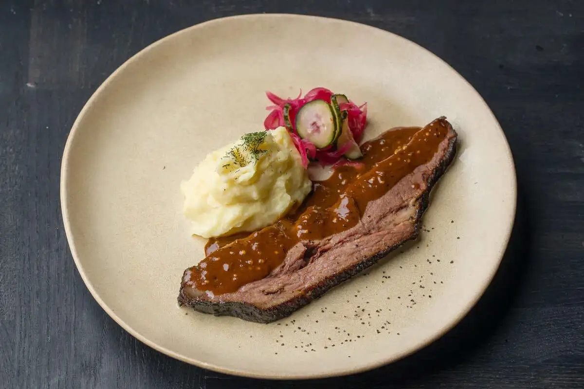 Говяжья грудинка горячего копчения, горчичный соус,картофельное пюре 