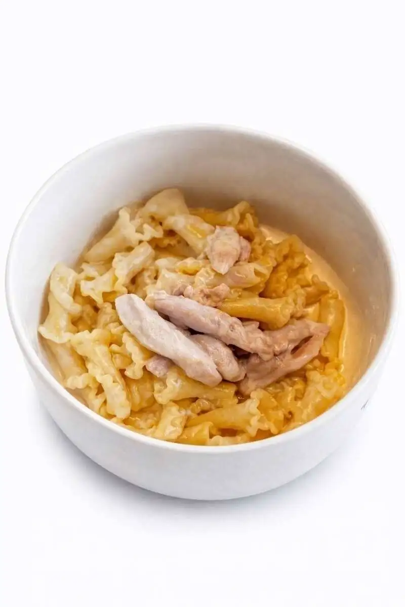 Паста в сливочным соусе с цыпленком