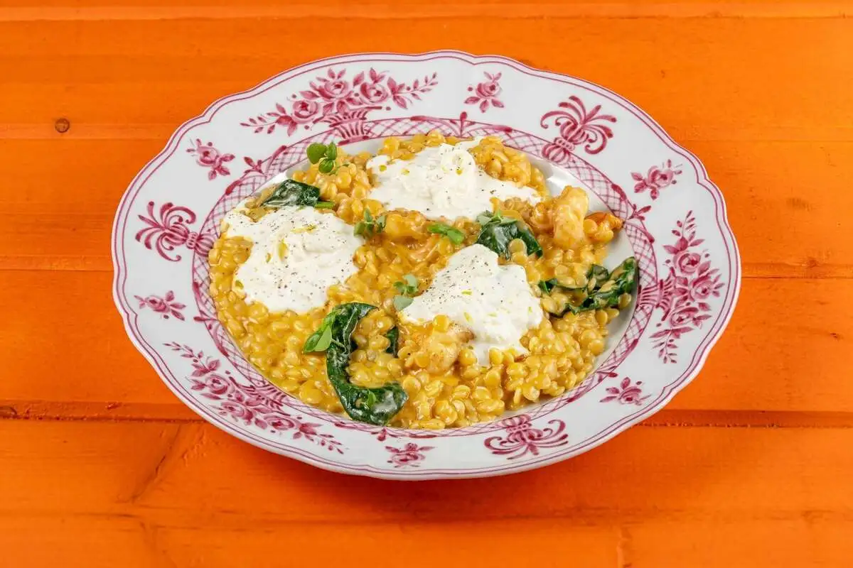 Сливочный птитим с креветками и соусом биск