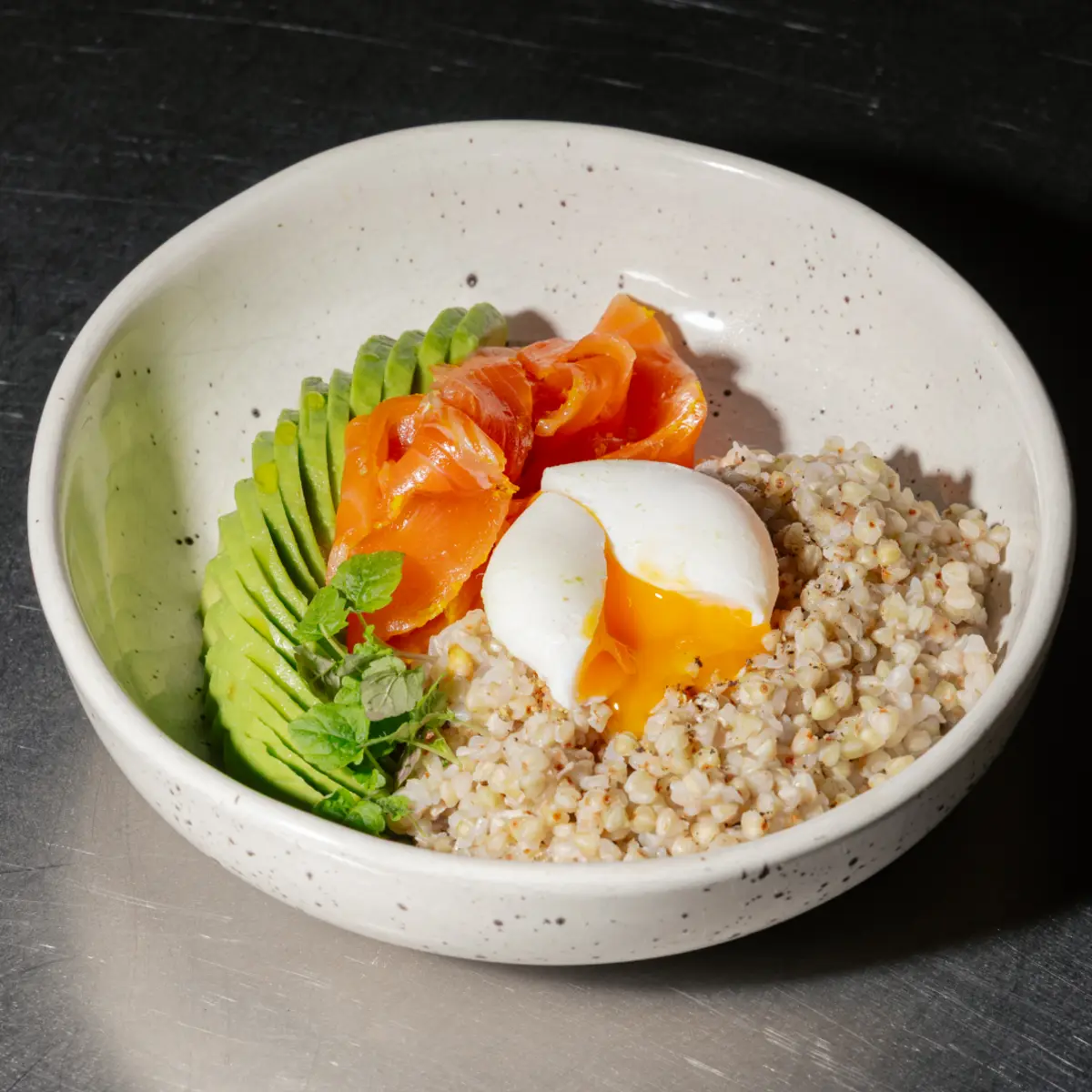 Зеленая гречка с лососем, яйцом пашот и авокадо