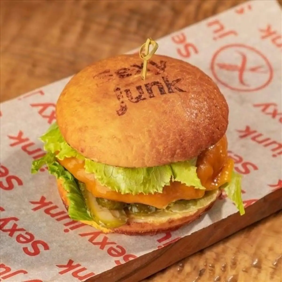 Бургер с котлетой из индейки и сыром на выбор