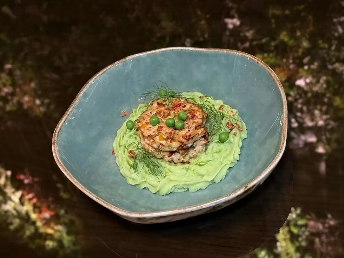 Куриные котлеты с пюре из зелёного горошка/Chicken cutlets with green pea puree