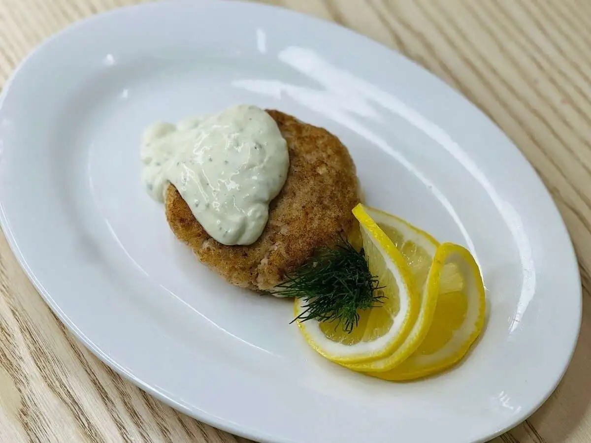 Оладьи рыбные с соусом тартар