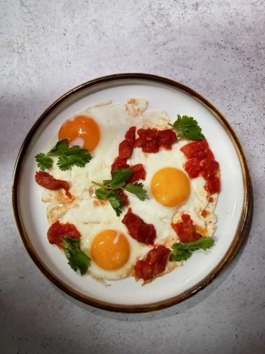 Глазунья с томатами 