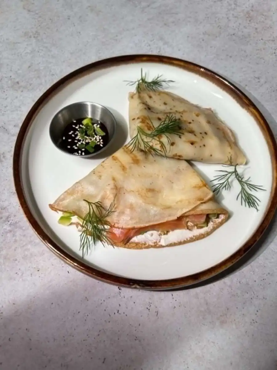 Блины с авокадо и лососем