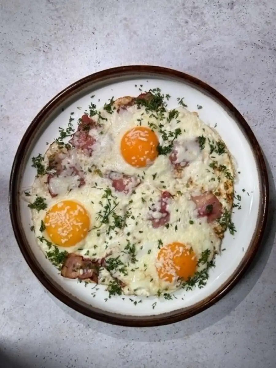 Глазунья с беконом и сыром 