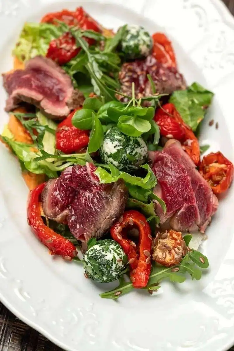 Салат с ростбифом, печеным болгарским перцем и соусом фета 170гр.