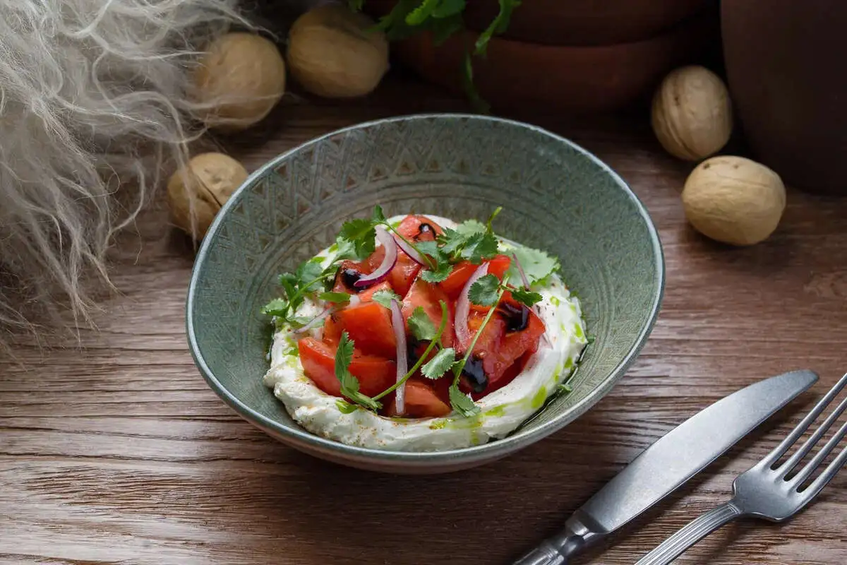 Салат со сладкими помидорами и сливочным сыром