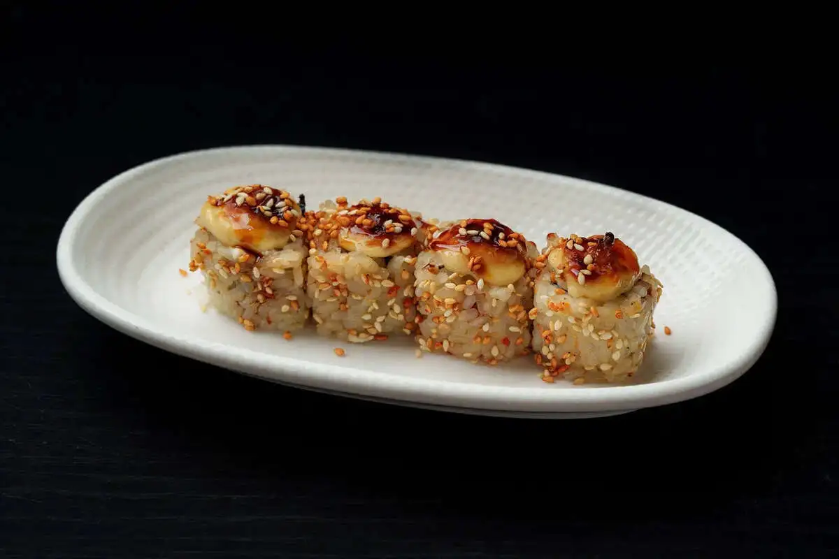 Теплый ролл с угрем 