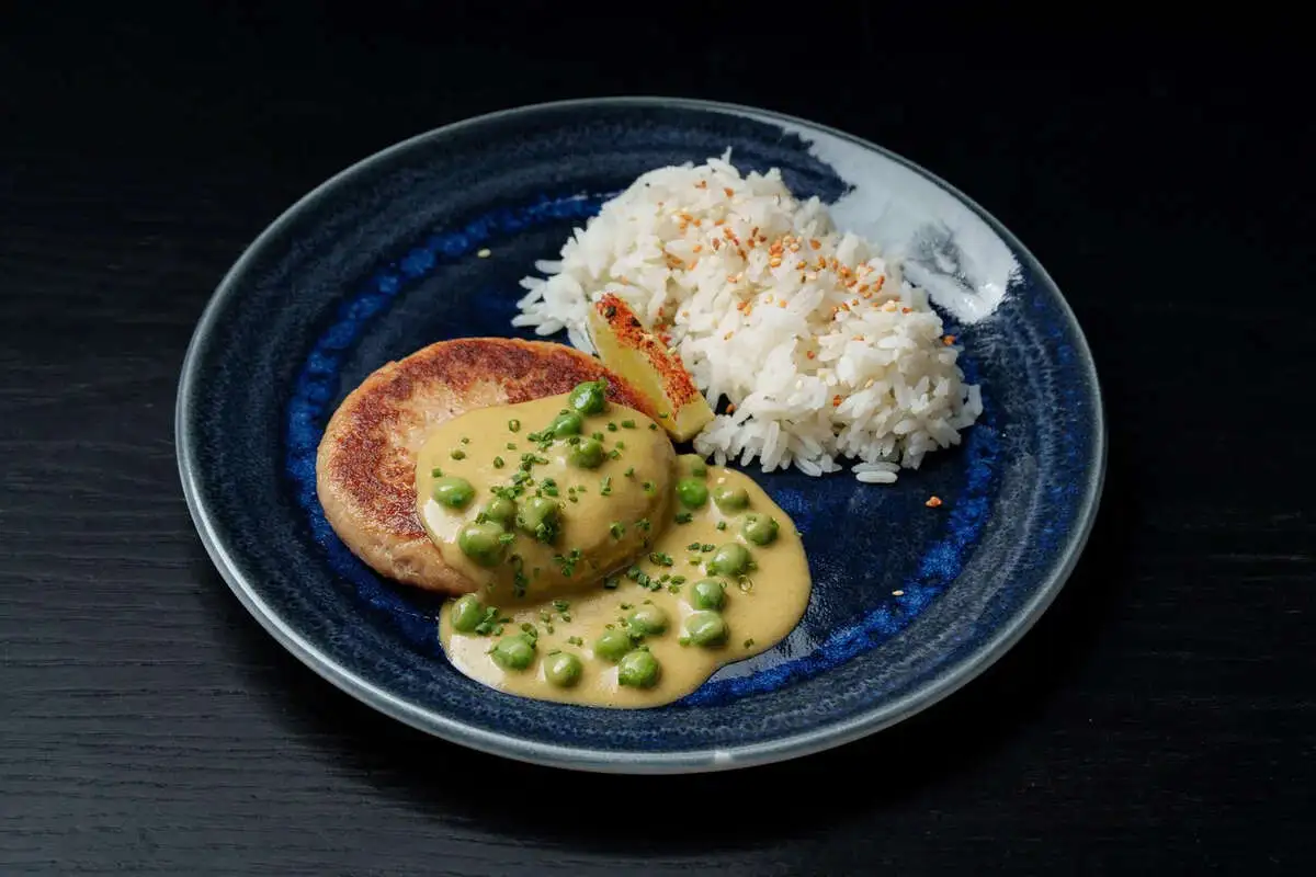 Рыбная котлета с рисом, сливочным соусом и зел. гор. 