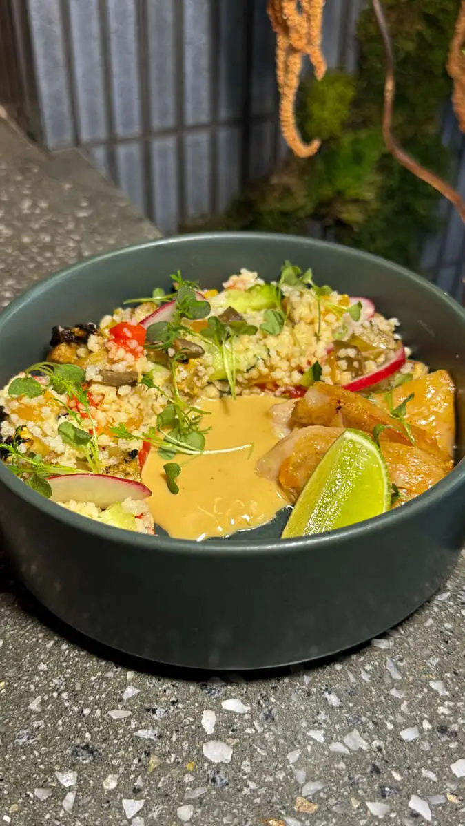 БЛ Салат с цыпленком , кус-кусом и овощами 170гр.