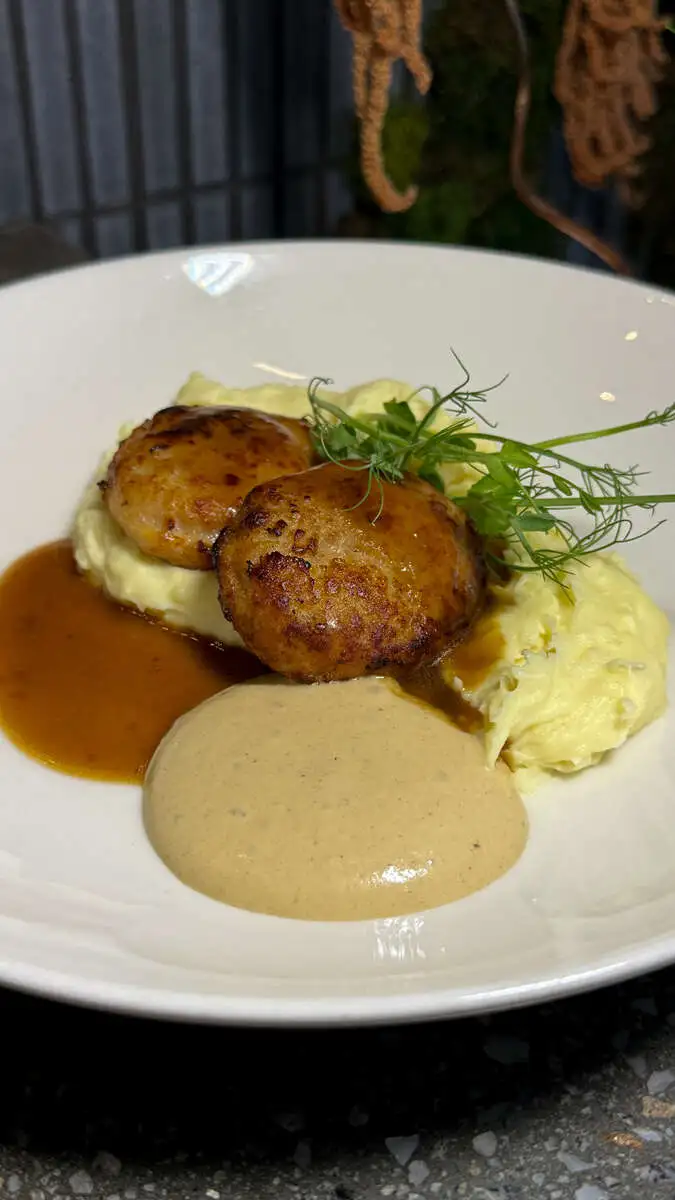 БЛ Котлеты из цыпленка с картофельным кремом и луковым муссом 250гр.