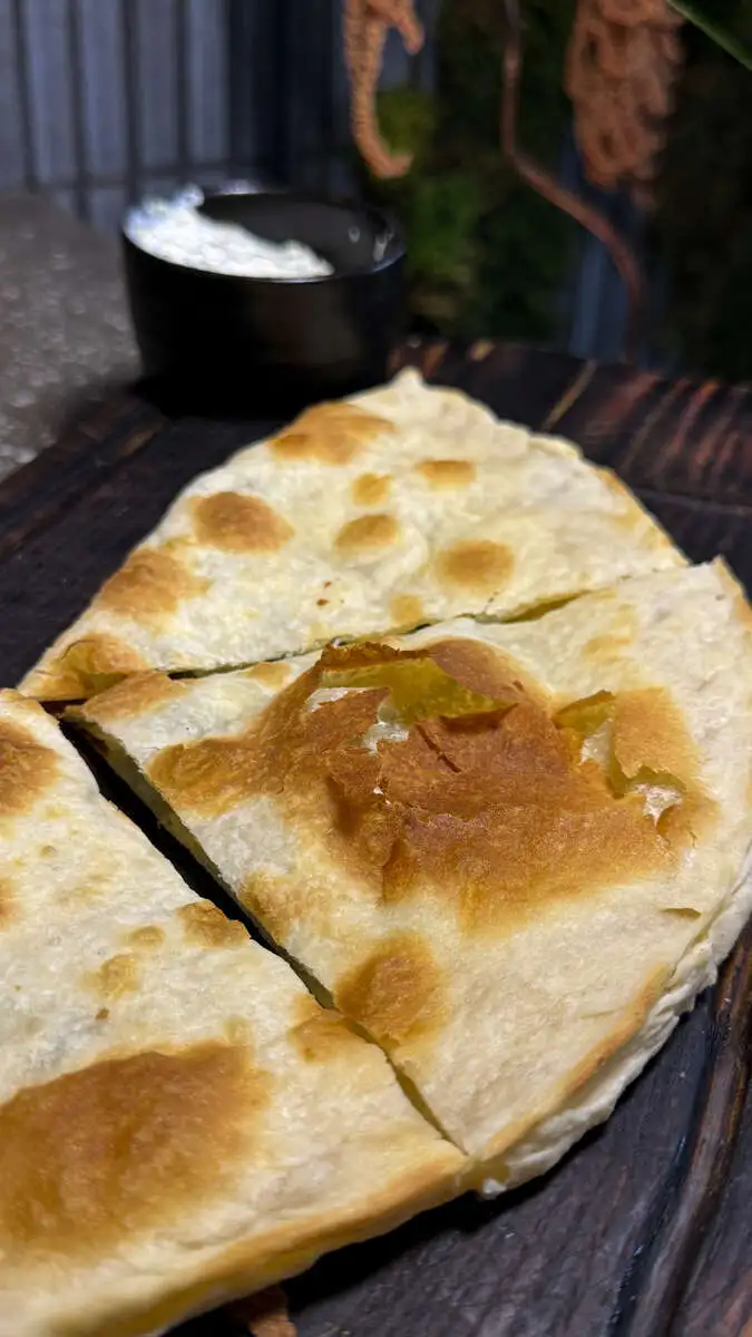 БЛ Лепешка Гезлеме со свежим шпинатом и имеритинским сыром 200гр.