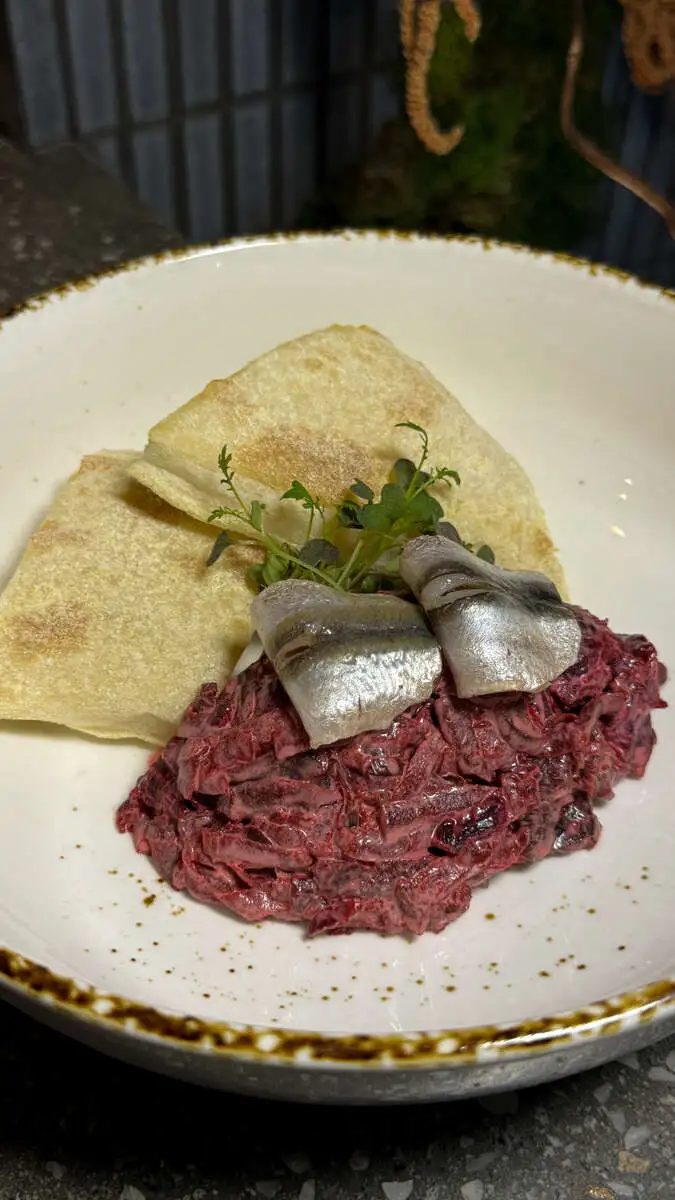 БЛ Свекольный салат с анчоусами и глазированным пеканом 170/60гр.