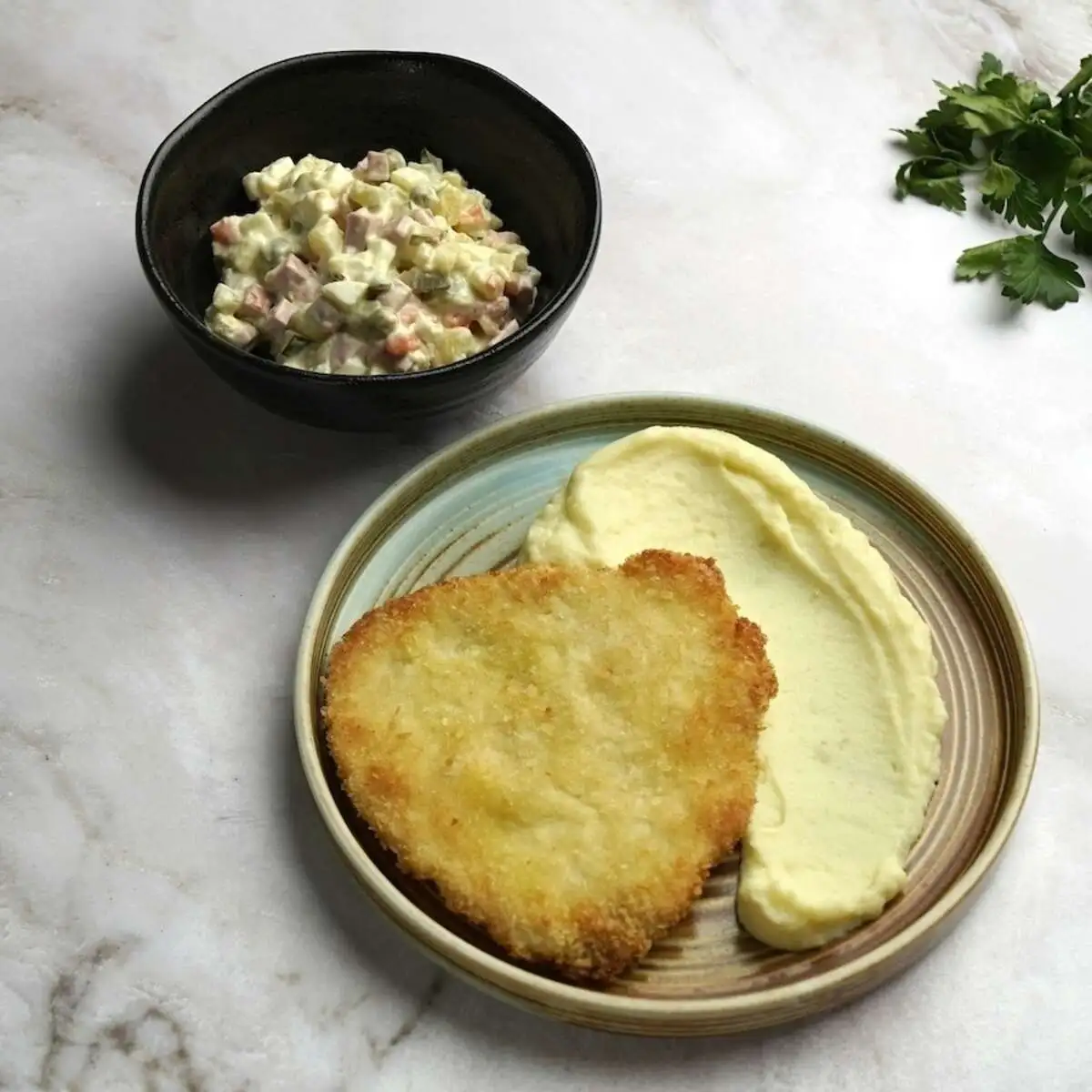 Салат оливье, шницель и картофельное пюре