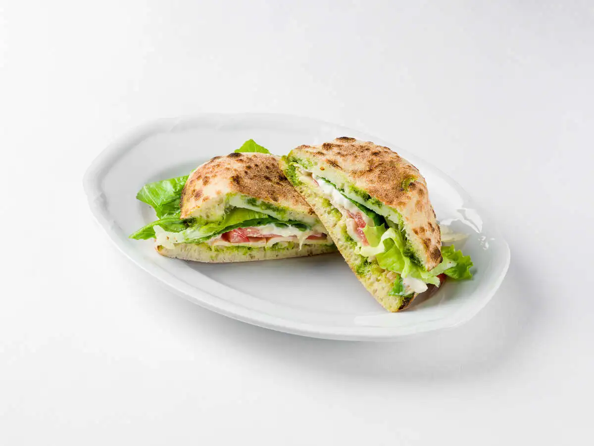 Пучча с куриной грудкой, соусом песто и страчателлой