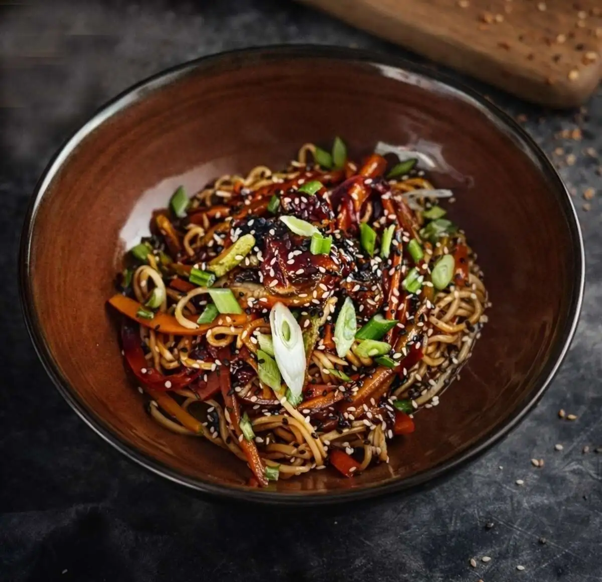 Яичная лапша с угрём в соусе хойсин