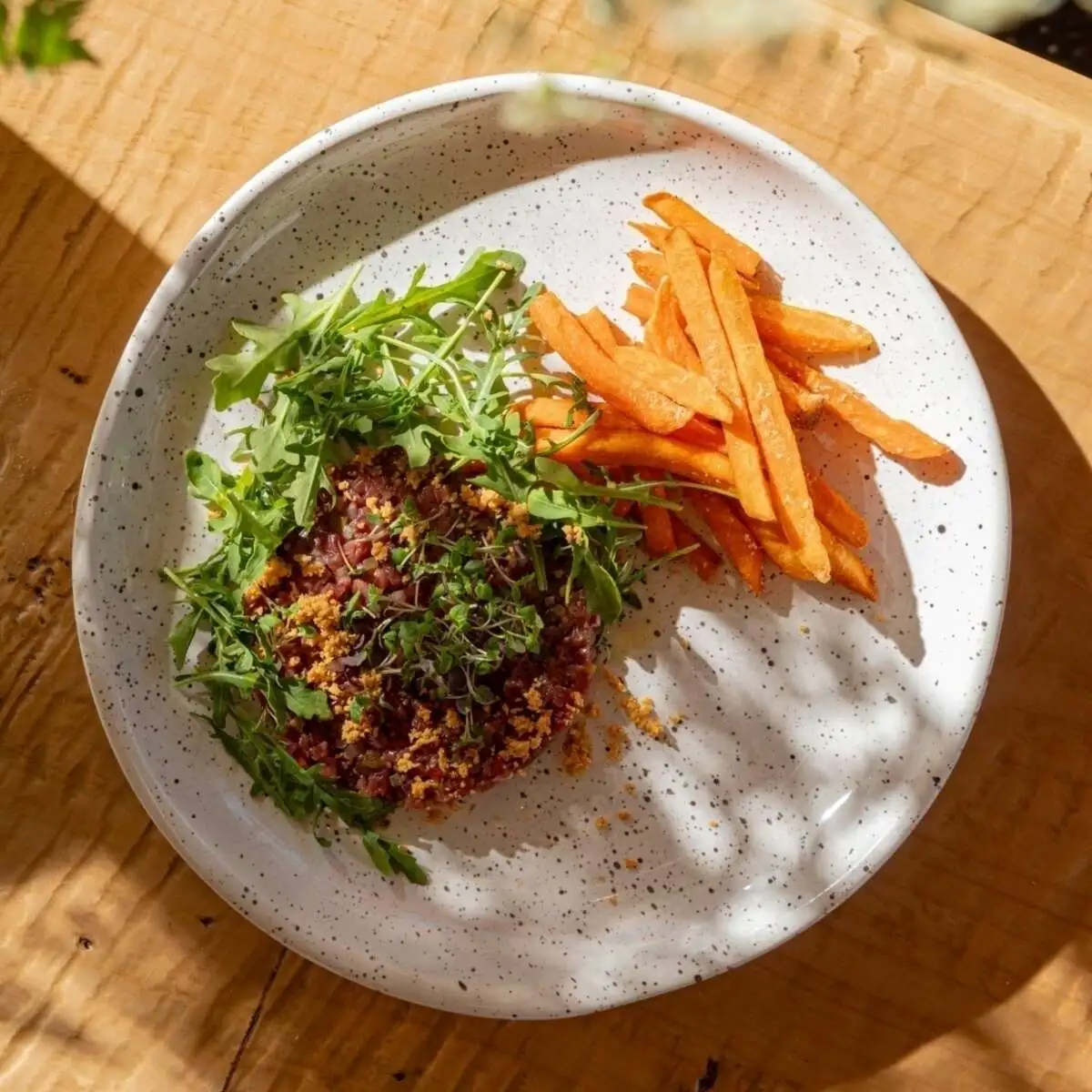 Тартар из мраморной говядины с бататом-фри