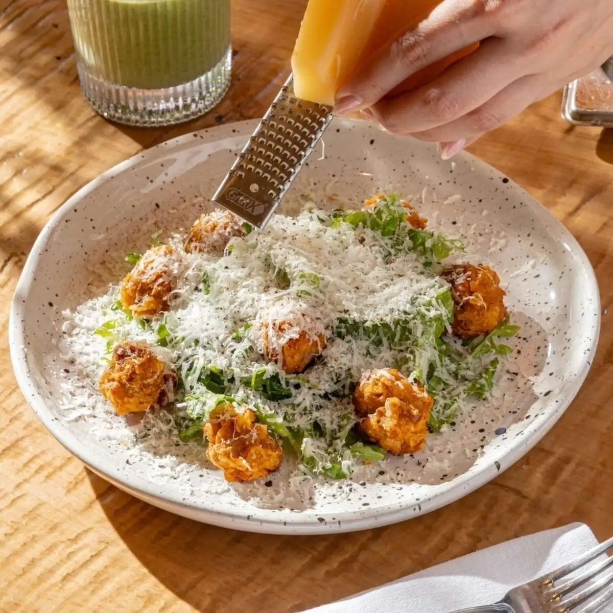 Хрустящая курица с миксом салата а-ля Цезарь